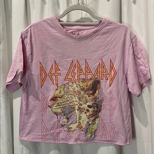 Def Leppard Women's Pink Graphic Cropped Tee
